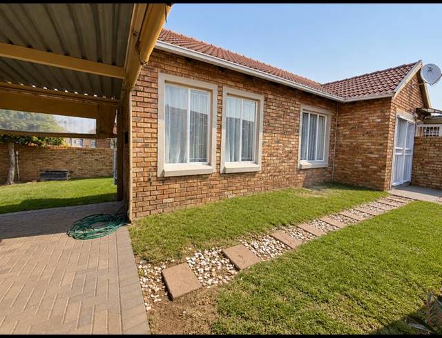 3 BEDROOM HOUSE FOR SALE IN KOSMOSDAL